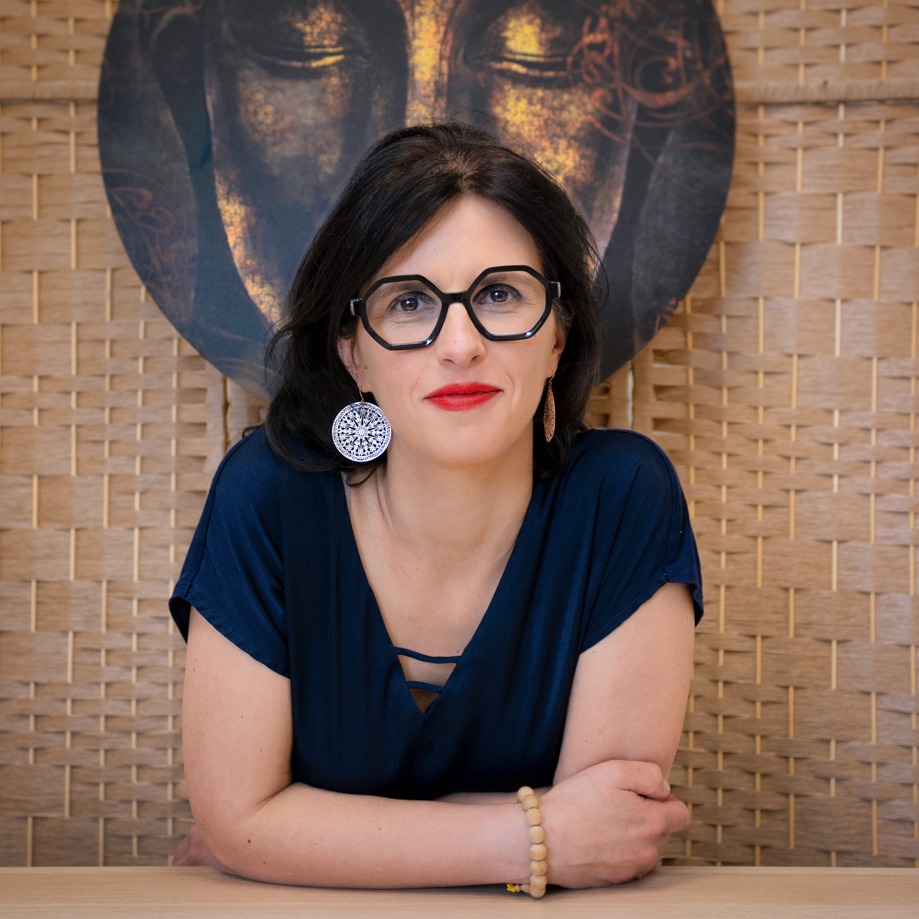 Vinca Chatain, coach en gestion du stress et confiance en soi, devant une oeuvre inspirante, illustrant l'accompagnement et l'alignement personnel.